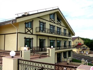 Алая роза