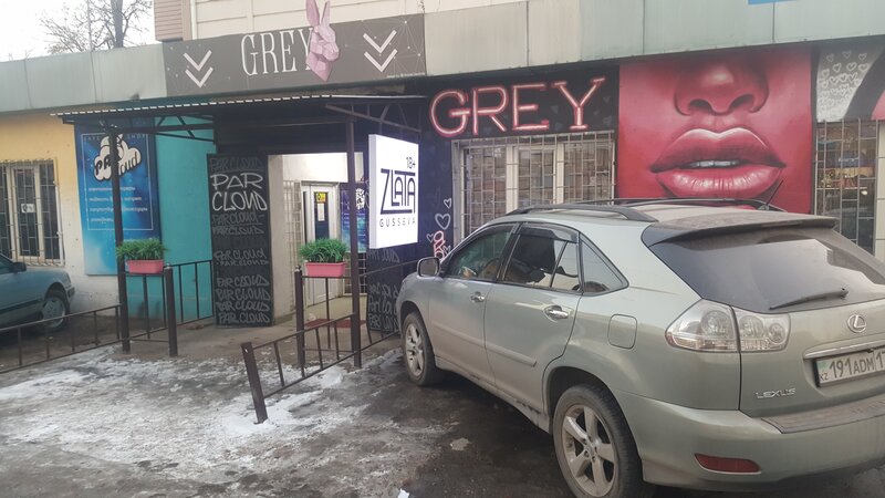 Қара іш киімдегі брюнетка