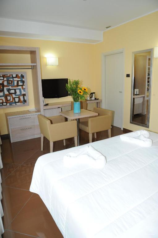 Фото Hotel Chiaraluna