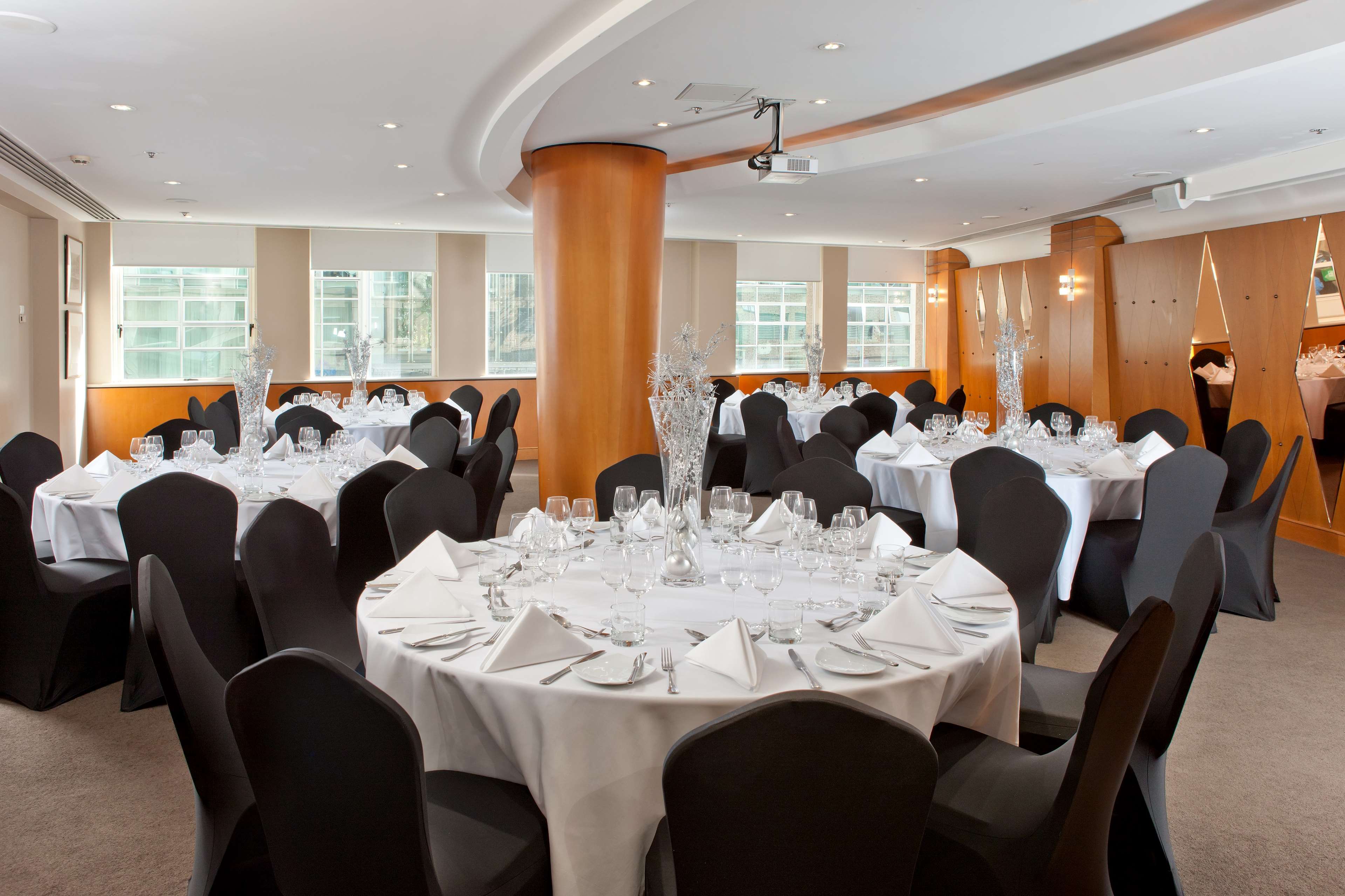 Фото Radisson Hotel & Suites