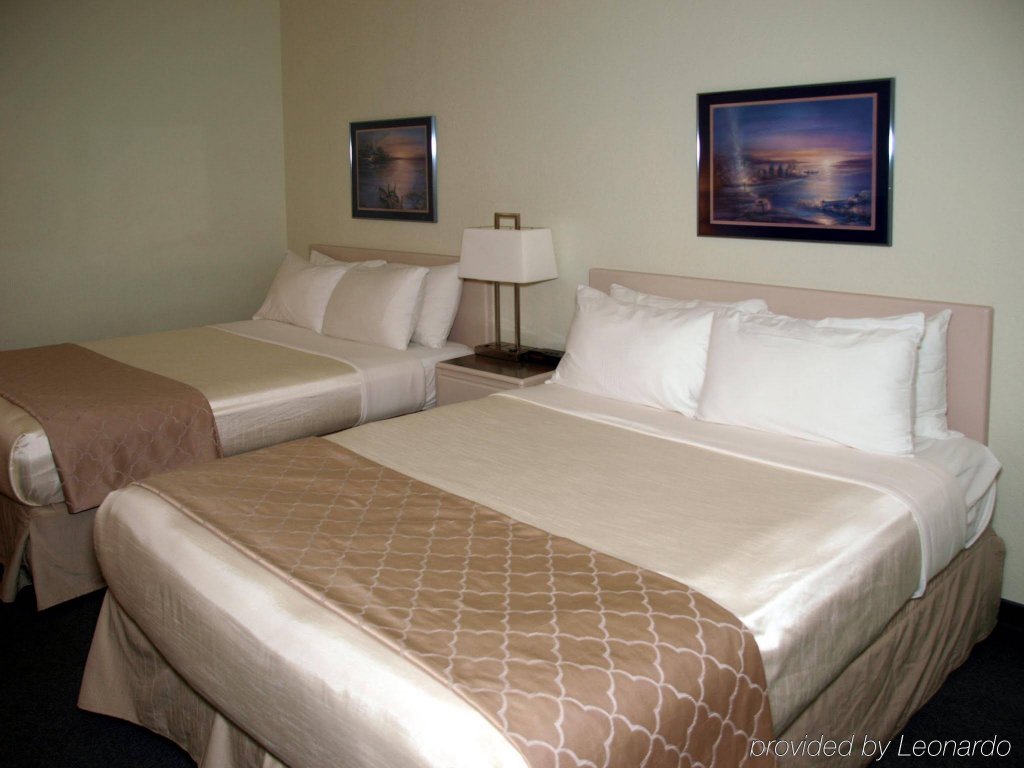 Фото Super 8 by Wyndham Dauphin