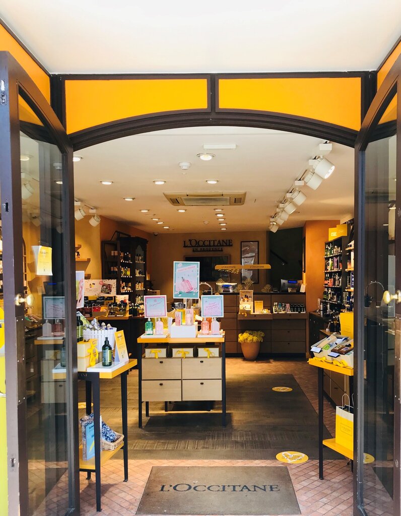 Perfume and cosmetics shop L'occitane EN Provence, London, photo