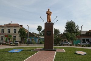 Ф.Э. Дзержинский с ребёнком (Astrakhan, Karla Marksa Street) ، نصب تذكاري للحرب، مقبرة جماعية