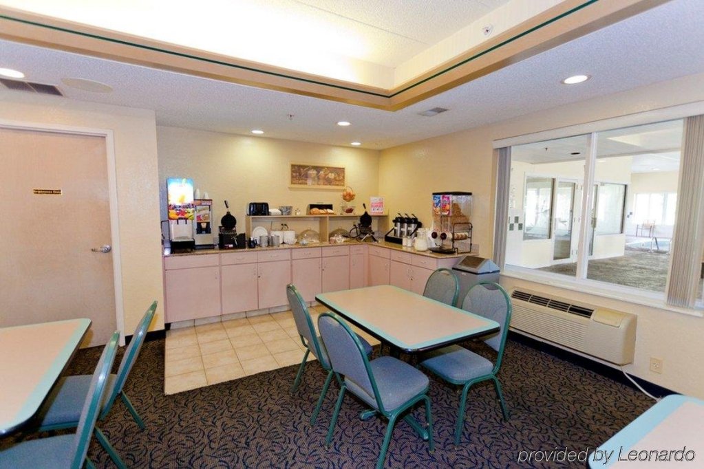 Фото Red Roof Inn Sandusky Milan