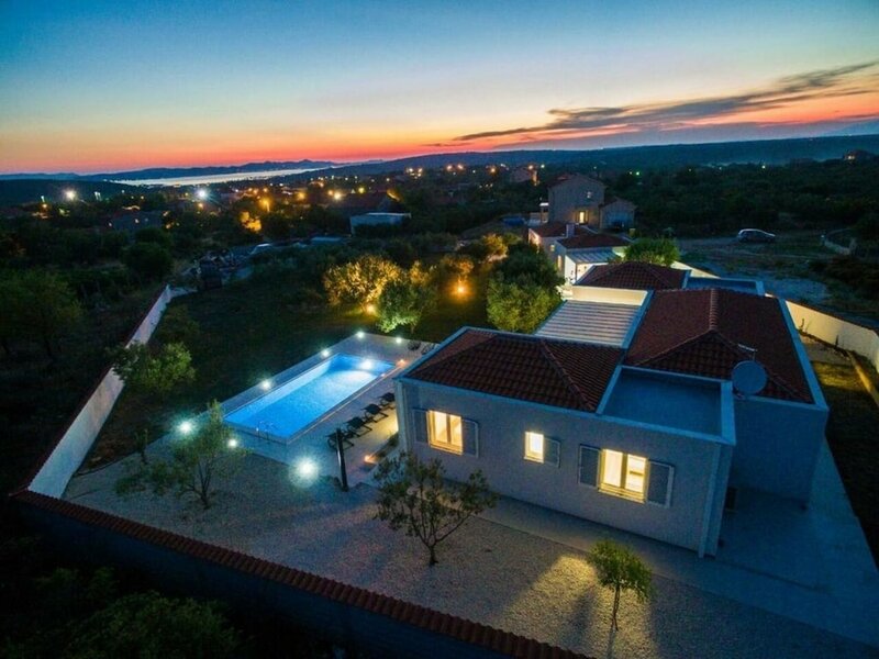 Гостиница Luxurious Villa in Debeljak With Swimming Pool в Сукошане