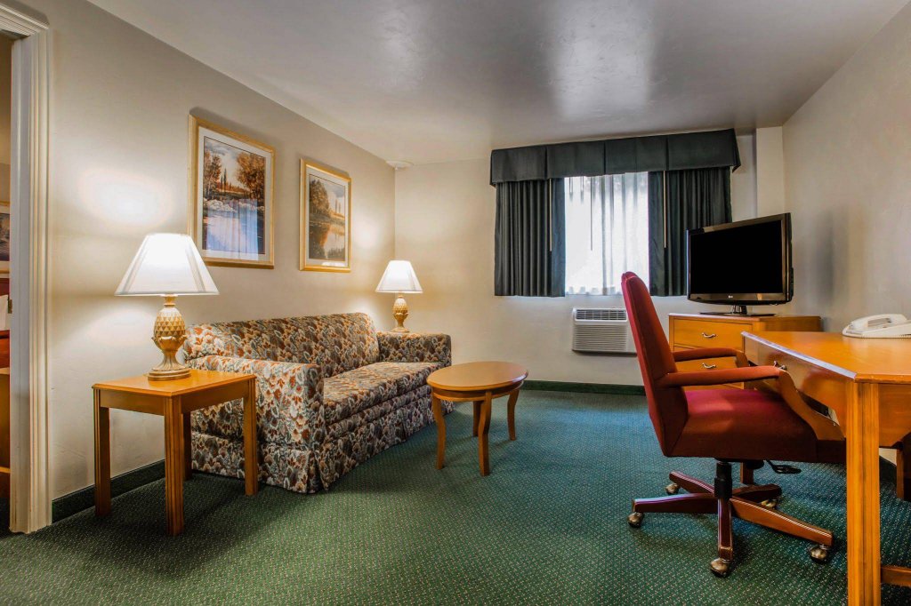 Фото Quality Inn & Suites Downtown