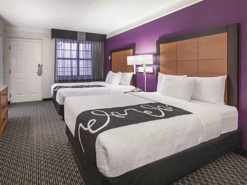 Гостиница La Quinta Inn & Suites by Wyndham Hartford - Bradley Airport
