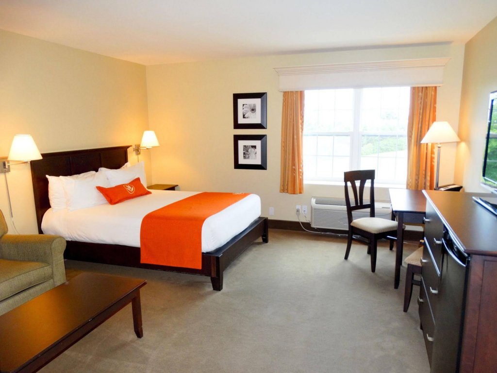 Фото Amsterdam Inn & Suites Sussex