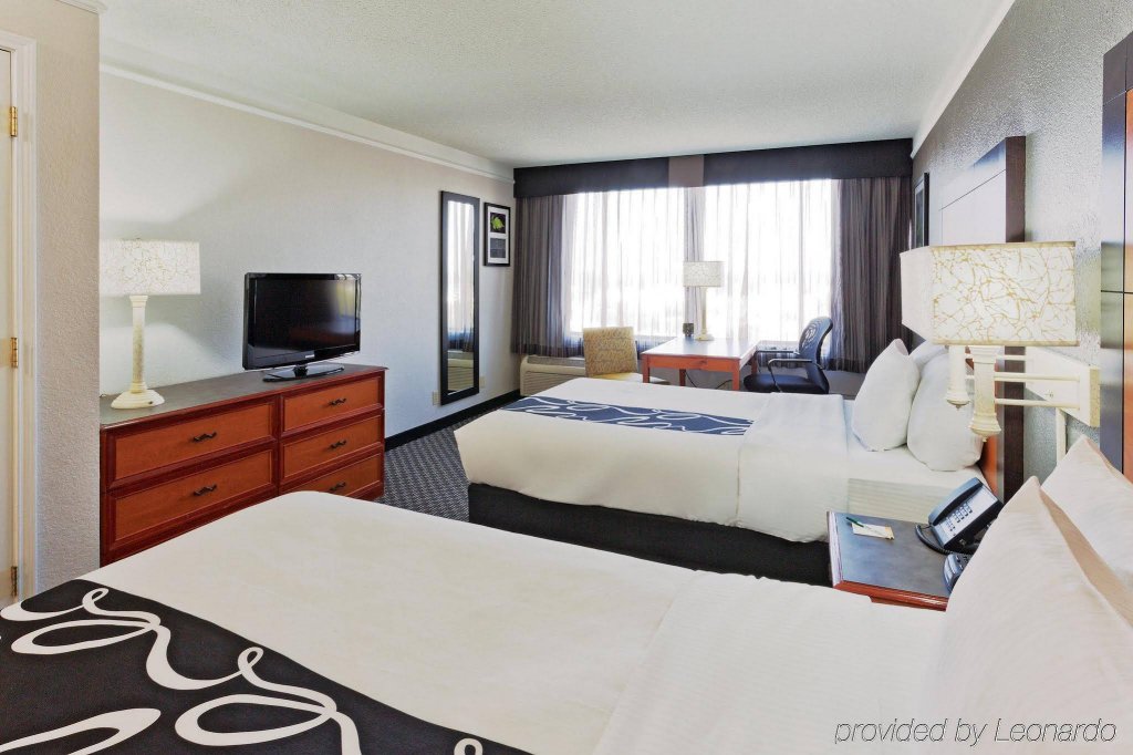 Фото La Quinta Inn & Suites by Wyndham Buena Park