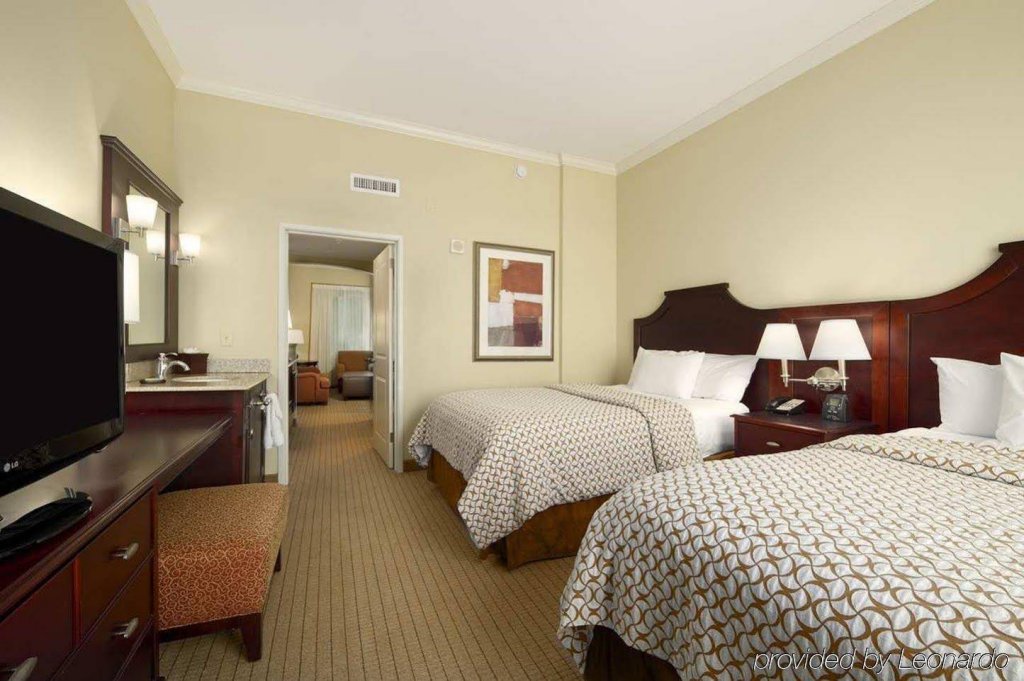 Фото Embassy Suites Tampa Downtown