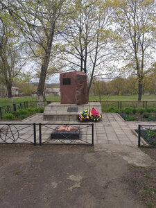Братская могила № 285 (Советская ул., 1А, село Шрамовка), памятник, мемориал в Воронежской области
