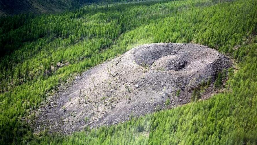 Горная вершина Патомский кратер, Иркутская область, фото