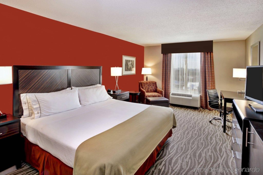 Фото Holiday Inn Express Hotel & Suites Grand Rapids-North, an Ihg Hotel