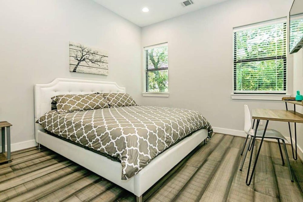 Фото Montrose Guesthouse Suites