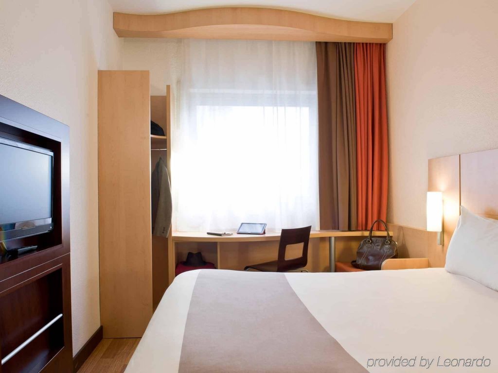 Фото Ibis Bordeaux Centre - Gare Saint-Jean