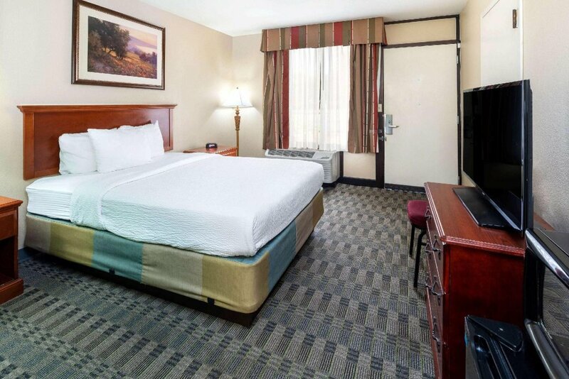 Гостиница La Quinta Inn & Suites by Wyndham Thousand Oaks-Newbury Park
