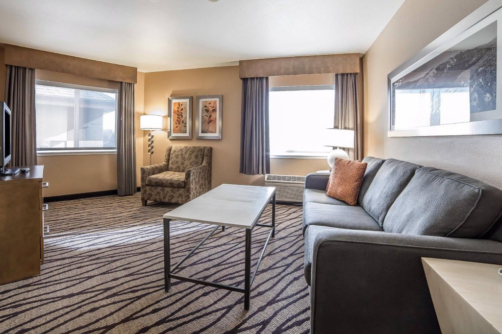 Фото Comfort Inn & Suites Market - Airport