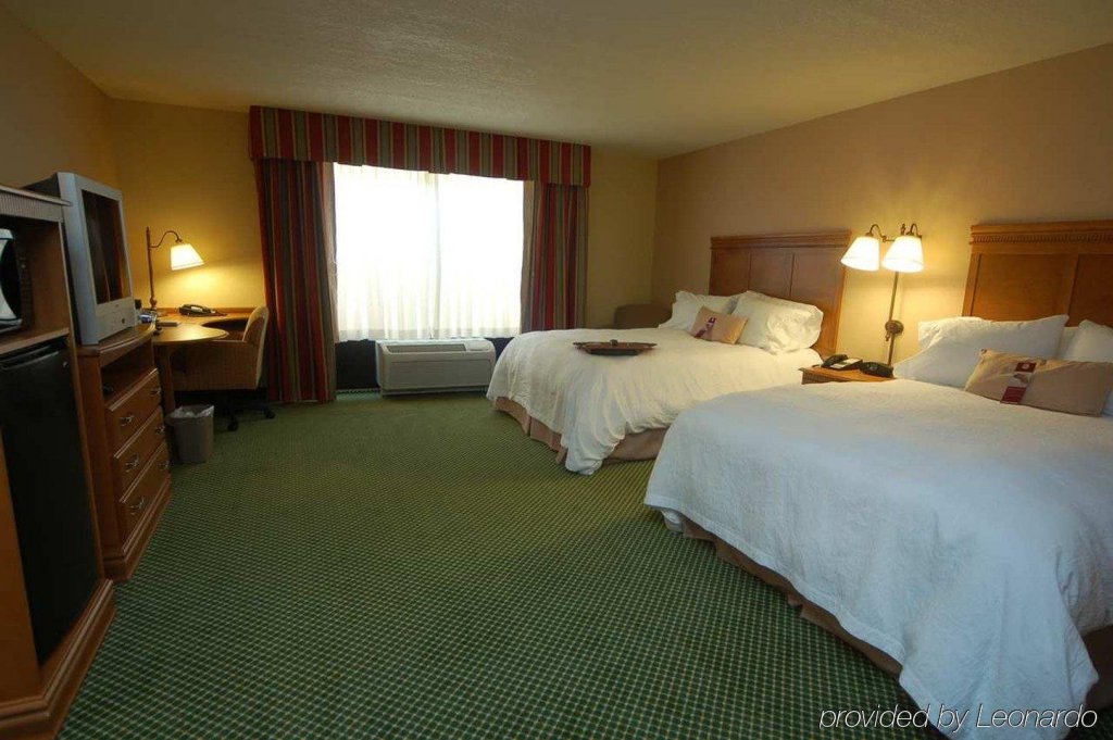 Фото Hampton Inn Hays-North of i 70