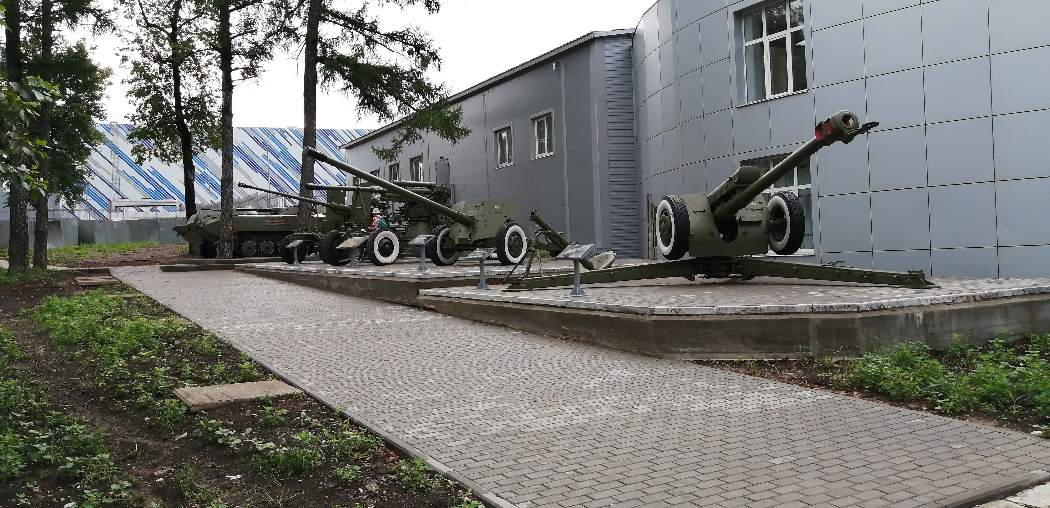 Парк победы ул машиностроителей 22а фото Photo: Парк Победы Выставка военной техники, exhibition center, Udmurtian Republ