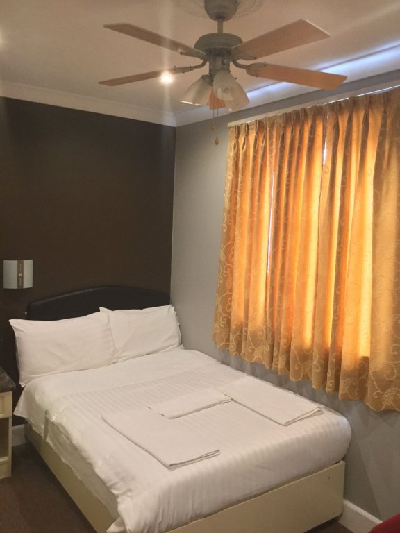 Фото Oyo Bostons Manor Hotel