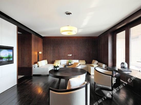 Фото Bay Breeze Hotel