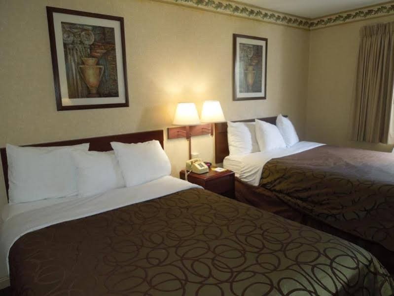 Фото Days Inn by Wyndham Cleveland Lakewood