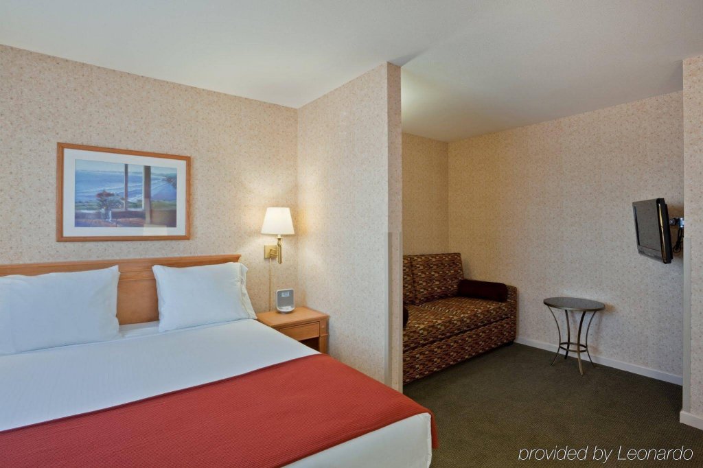 Фото Holiday Inn Express Vancouver Airport Richmond