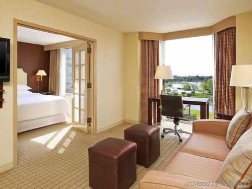 Гостиница Sheraton Suites Chicago Elk Grove