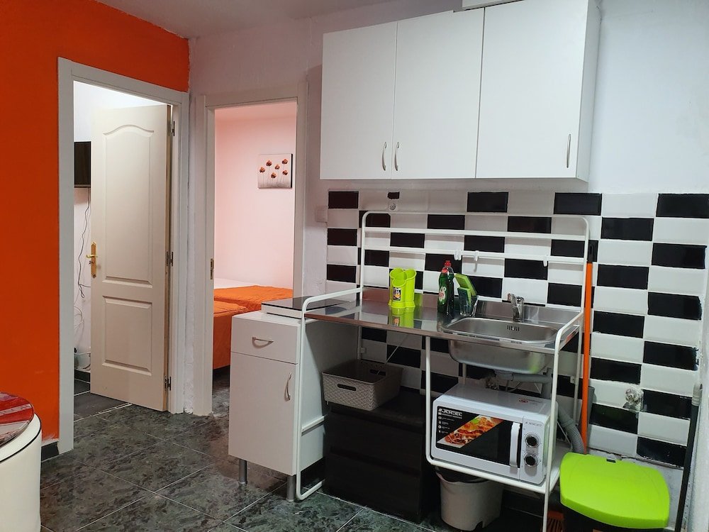 Фото Low Cost Room Plaza de Hierro IV