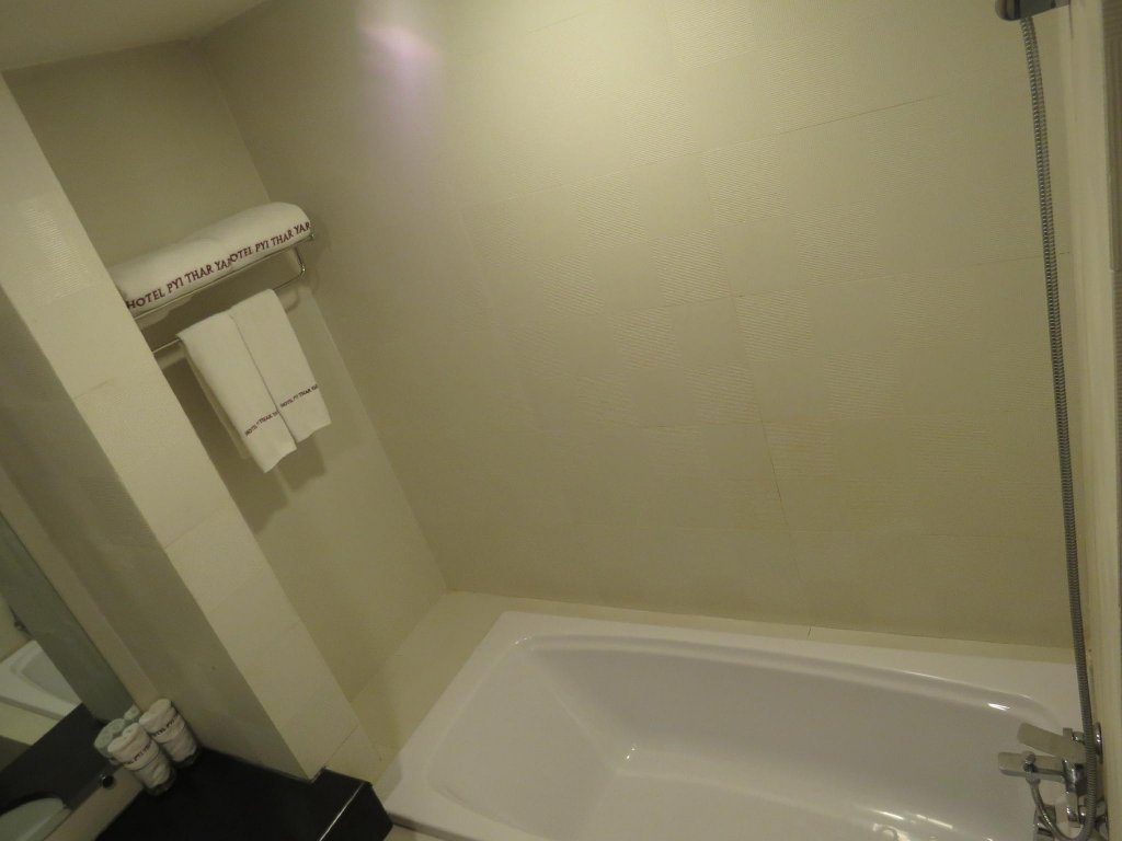 Фото Elegant Hotel Pyi Thar Yar