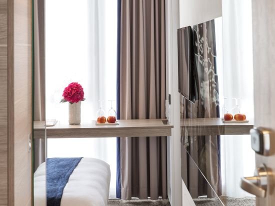 Фото The Alex Hotel