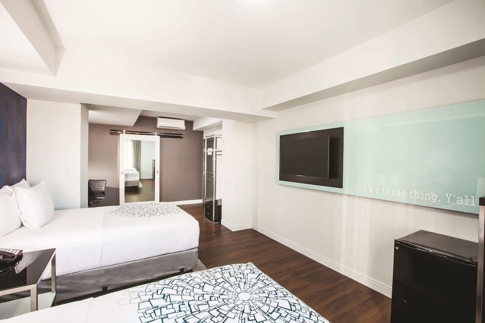 Фото Holiday Inn Express Dallas Downtown, an Ihg Hotel