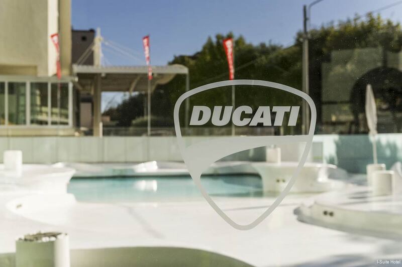 Фото I-Suite Hotel