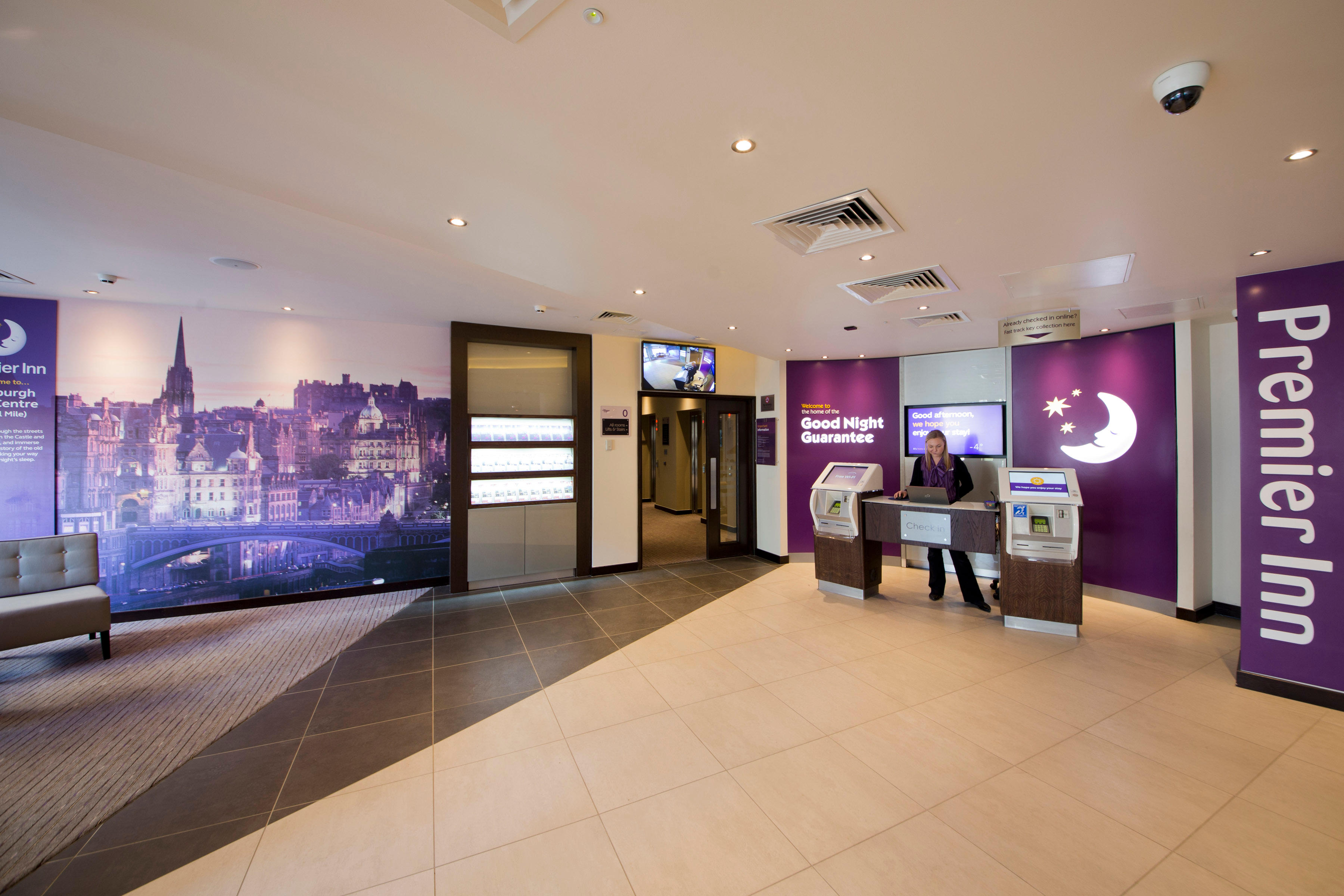 Фото Hub by Premier Inn Edinburgh Royal Mile