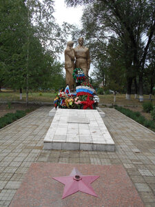 Памятник погибшим воинам в Великой Отечественной войне (Краснодарский край, Новопокровский район, Покровское сельское поселение, посёлок Новопокровский), памятник, мемориал в Краснодарском крае