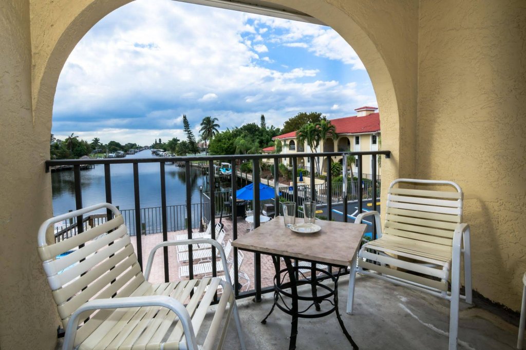 Фото Oyo Waterfront Hotel - Cape Coral/Fort Myers, Fl