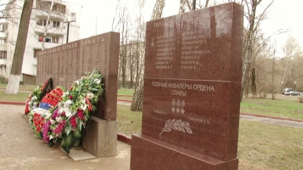 Anıt, heykel Мемориальный комплекс памяти долгопруднинцев погибших в Великой Отечественной войне - Скорбящая мать, Dolgoprudny, foto