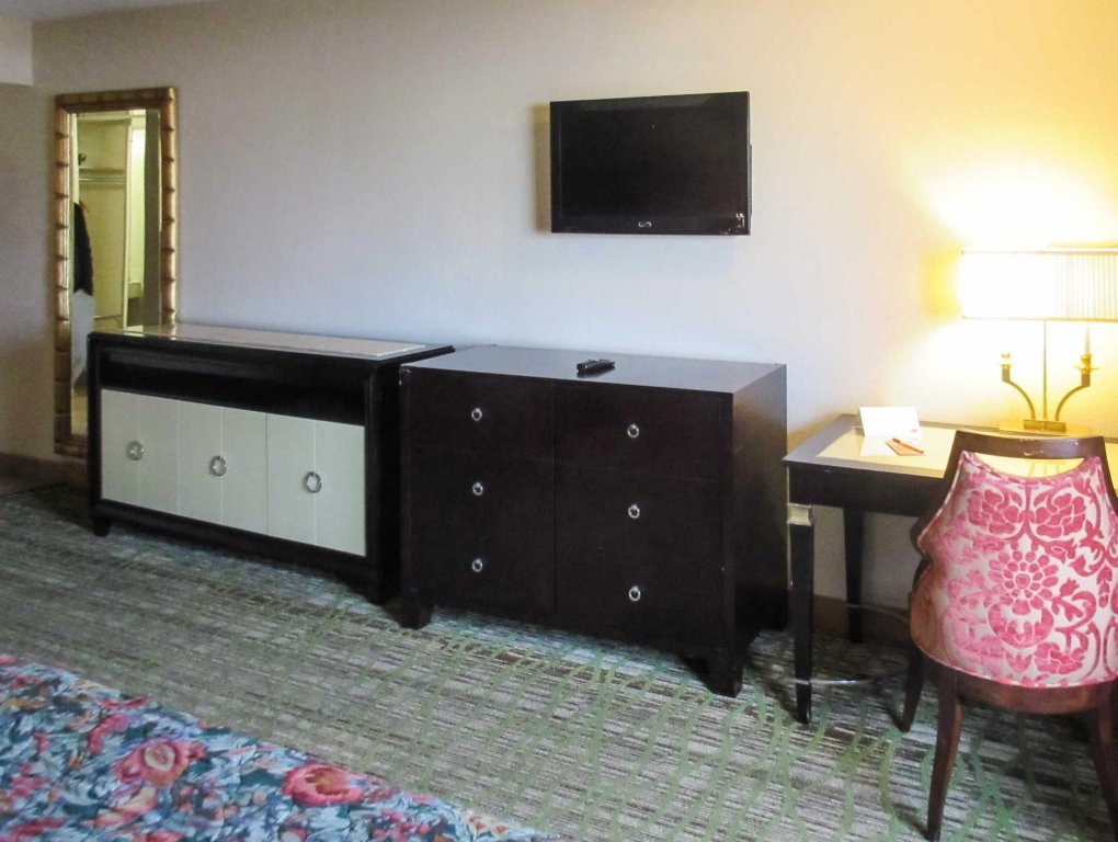 Фото Rodeway Inn & Suites