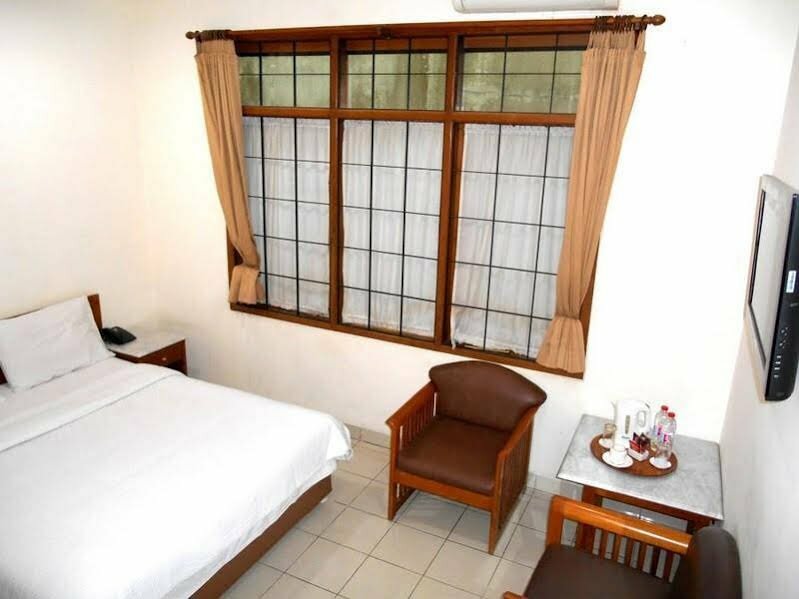 Hotel Frances Hotel by Zen Rooms, Bandung, photo
