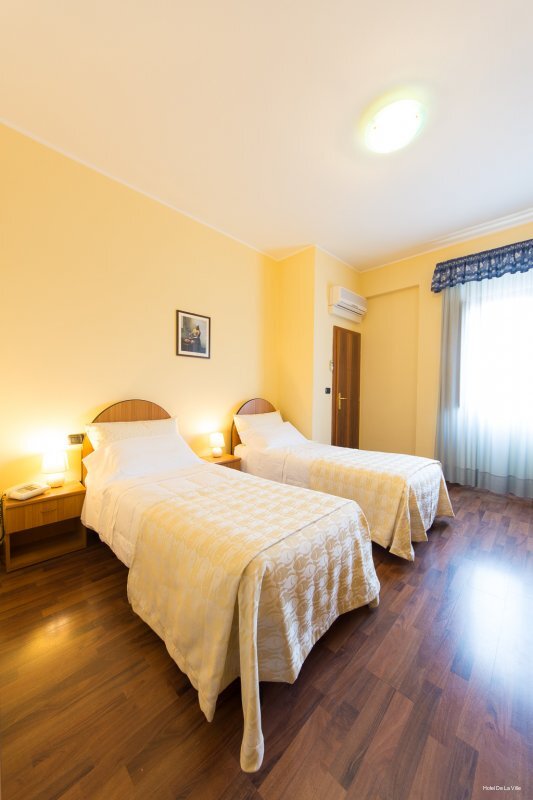 Фото Hotel De La Ville