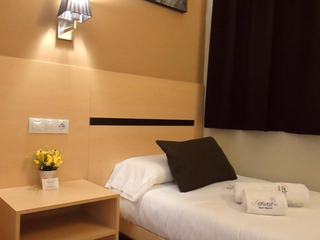 Фото Hostal Live Natura Barcelona