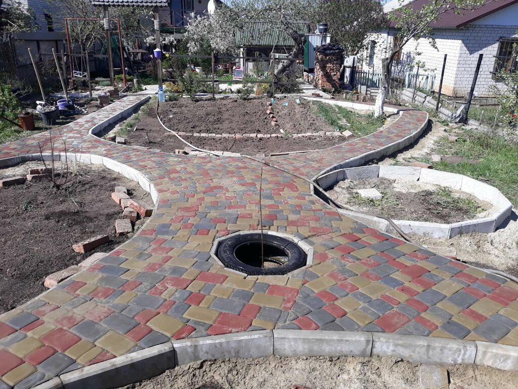 Paving tile Укладка тротуарной плитки, Kharkiv, photo