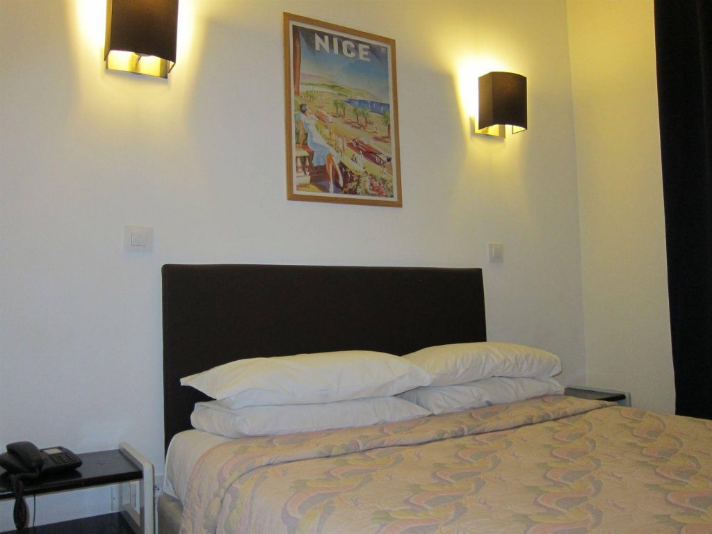 Фото Brit Hotel Colbert Juan les Pins