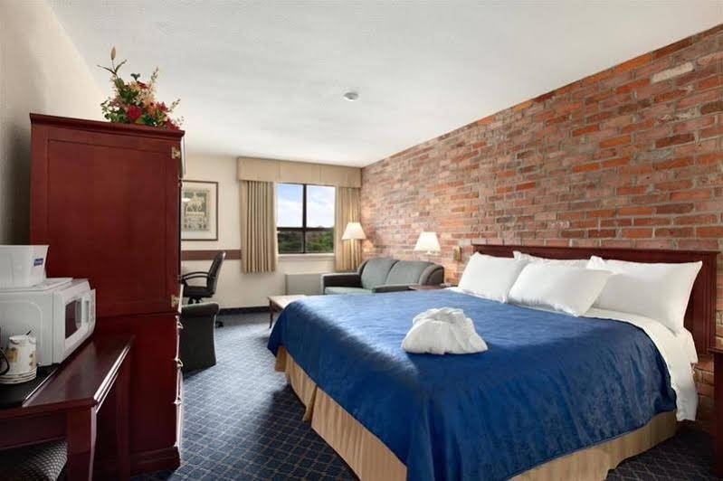 Фото Travelodge by Wyndham Barrie on Bayfield