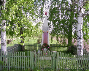 Воинам, погибшим в годы Великой Отечественной войны (Kirov Region, Vyatskopolyanskiy rayon, Ust-Lyuginskoye selskoye poseleniye, derevnya Chemochar) ، نصب تذكاري للحرب، مقبرة جماعية
