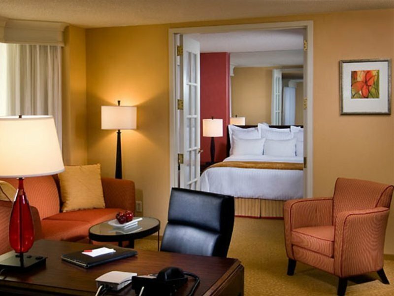 Гостиница Chicago Marriott Suites Downers Grove