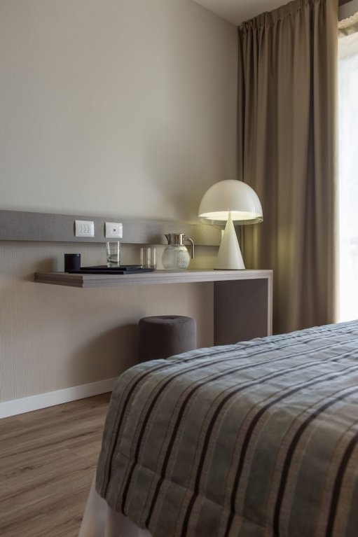 Фото Hotel De la Ville