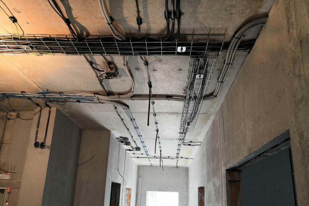 Крепление кабеля к потолку без гофры - фото