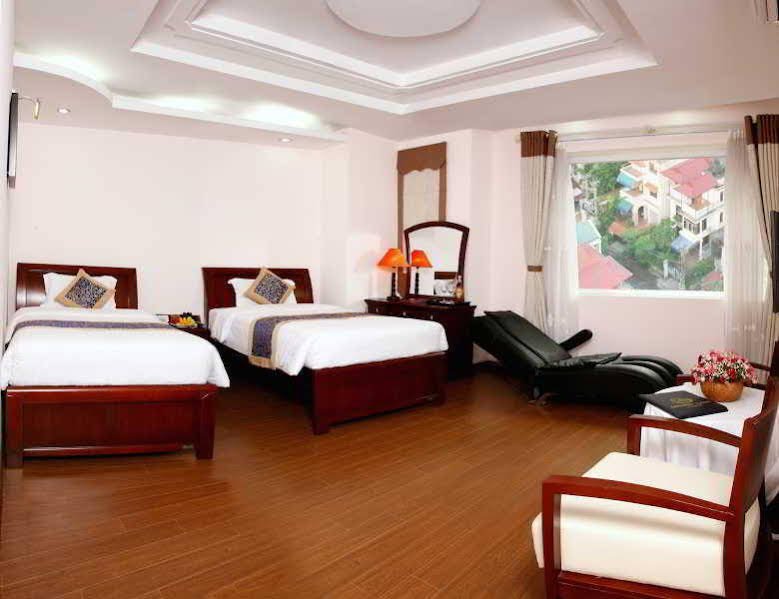 Фото Lakeside Palace Hotel