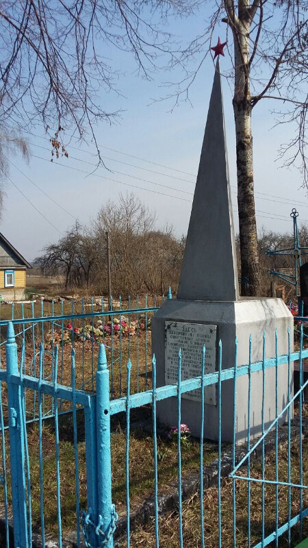 Monumento, memorial Братская могила воинов, погибших в сентябре 1943 года, , foto